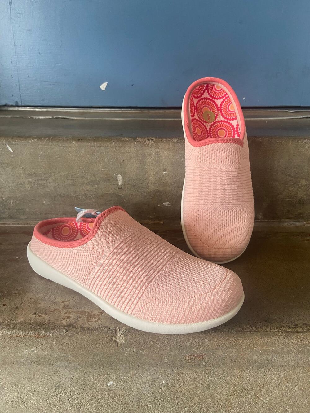 NWT Revitalign “Miranda” peach colored textured knit mule with coral trim